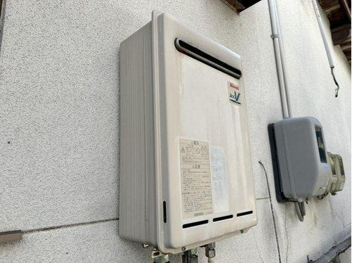 壁付け型の給湯器を設置済み。屋外設置でスペースを取らず、各水回りへの給湯を効率よく行える構造です。現在の設備でも基本的な機能を果たしますが、交換やアップグレードを検討すればさらに快適な生活が可能。　　