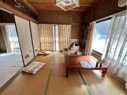 南向きの窓からやわらかな自然光が差し込む、落ち着いた雰囲気の和室です。畳の香りと障子越しの光が心を癒やしてくれます。床の間や伝統的な意匠が随所に見られ、和の趣を大切にした空間が広がっています。　　