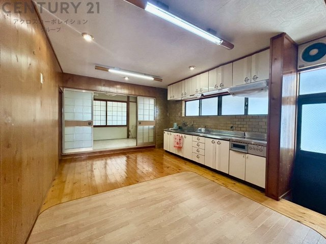 和室4部屋、洋室3部屋、LDKがあり、部屋数が非常に豊富です。各所に「押入」や「クローゼット」が複数設置されており、荷物を収納できます。