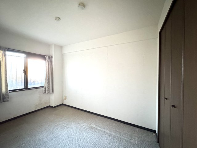 5.6帖の洋室。各部屋に収納もあり片付きます。