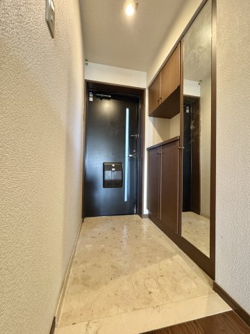 玄関から室内までほぼフラットです。