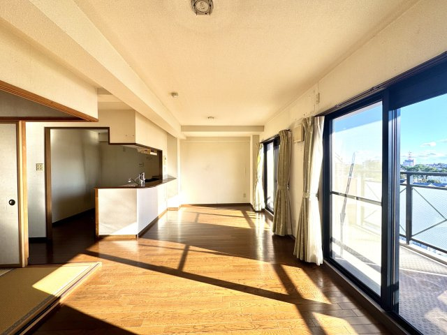東西に横長のリビングは明るい日差しが差し込みます！