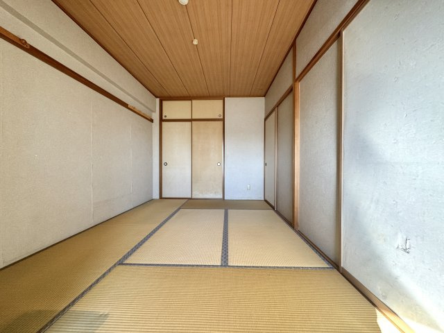 6帖の和室。リビングに繋がります。