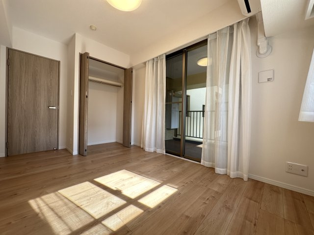 大きな窓と、大きなクローゼットで、個室としても快適な洋室です。