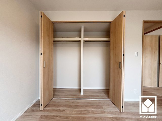 クローゼットは奥行きがあるので、収納力も申し分ありません。お洋服はもちろん、スーツケースなどの大物もしっかり収納できます。