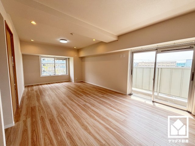 2面採光の窓から自然光を取り込む、開放感あふれる暮らし。隅々まで光が降り注ぎ、明るく心地の良い空間。