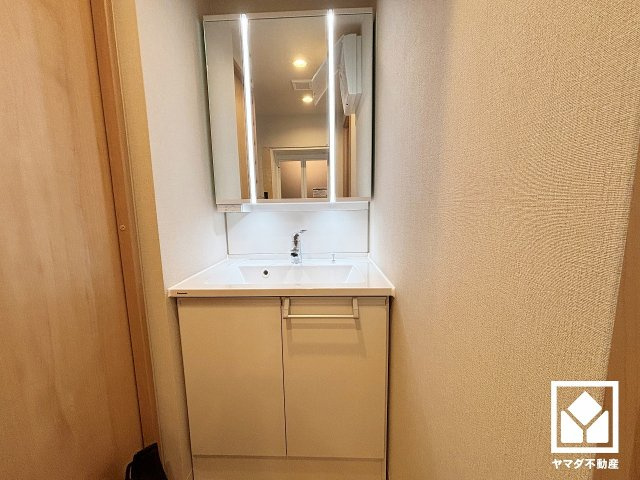 収納付きでスッキリお使い頂ける3面鏡の洗面台です。縦に2本配置されたLED照明が顔全体を明るく均等に照らしてくれるので、スキンケアやメイクがしやすくなります。