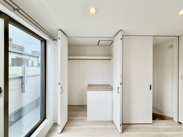 収納には欠かせない壁面クローゼット。衣類を横一列で収納できるため、ひと目で洋服がチョイスできるという利点があります。豊富な衣類をお持ちでも、スペース全体を使って、確実に収納できます。