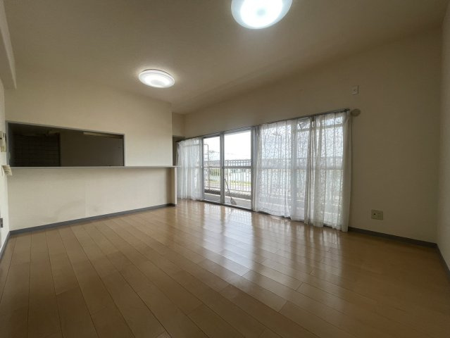 明るく開放的な約14.4帖のLDKです。バルコニーに面しているため室内から外への視線が抜け、実際の帖数以上の広がりを感じやすい空間となっています。芦田川沿いの開けた住環境ならではの心地よさも魅力。