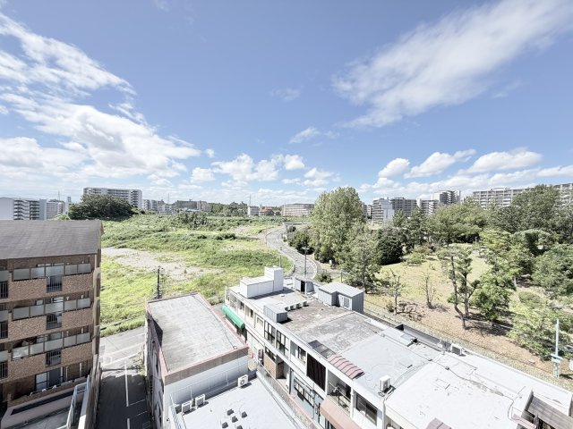 【眺望】バルコニーからの眺望です！南向きで大きな建物が目前にないため遠くまで見渡すことができます！