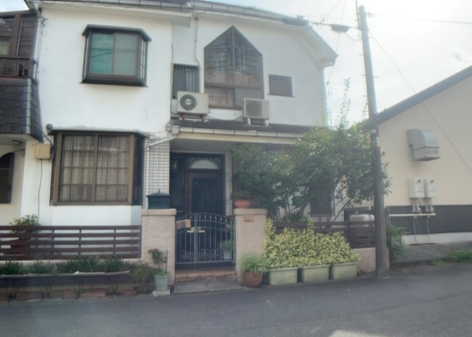 土地の面積＝住宅面積ではありません。建ぺい率の問題などで、土地のある場所によって住宅を建てられる面積は限られています。高さもしかり、「土地」という言葉の中には、建築条件も含まれると考えておきましょう。