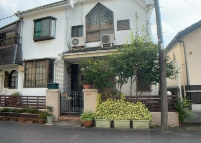 家を建てる場合、方位は要チェックです。現実的に日当たりのよい家ならばリビングは南側、建築基準法でも北側に当たる家への配慮は求められています。土地を見学に行く際は、方位磁針を持って行くようにしましょう。