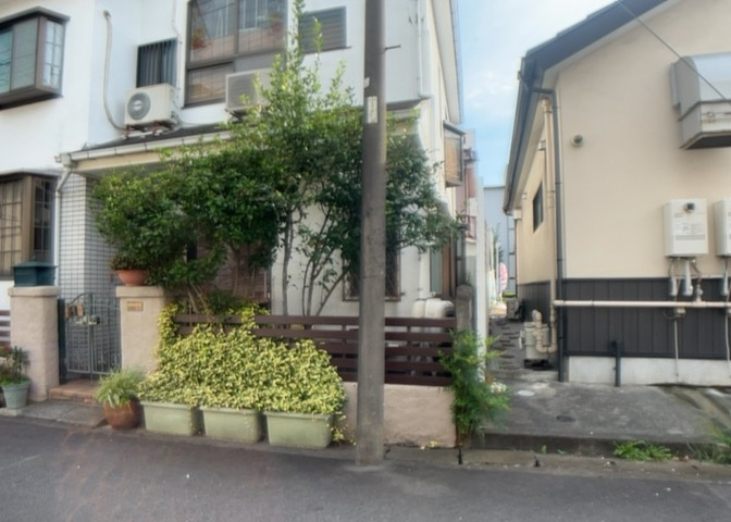 土地を買う際、住む地域の自治体や福祉の補助制度にも注目してみましょう。子供や老人の医療補助やゴミ出しのルールなど、自治体によってルールに大きな違いがあるため、暮らしやすい土地で判断するとよいでしょう。