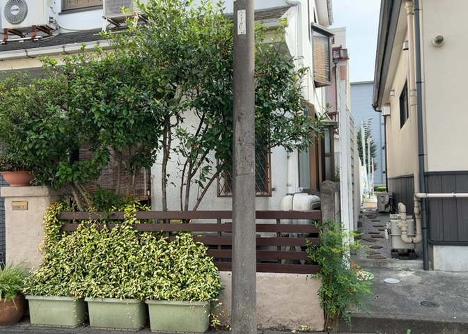 土地の前の道路に消火栓が設置されていることがあります。この場合、道路交通法第45条第1項により、駐車禁止の場所が指定されています。そのため、車庫などの駐車スペースをつくることができない場合があります。