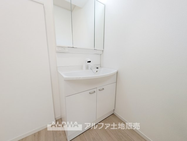 【Vanit】◆洗面台◆身支度がしやすい洗面台は、収納力にも配慮した設計。朝の準備から帰宅後まで、家族みんなが使いやすい空間です。