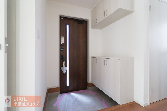 【玄関】現地完成写真。ゆったりと明るい玄関がご家族や来客をお出迎え。