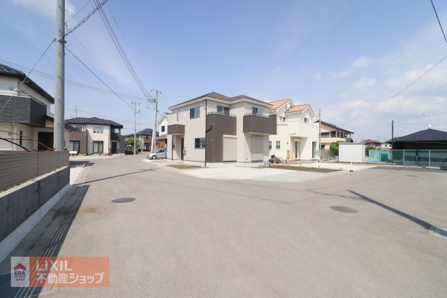 【前面道路】現地完成写真。道幅や駐車など、ご確認ください。