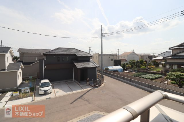 【建物からの眺望】現地完成写真。バルコニーからの景色。十分な間隔が確保されております。