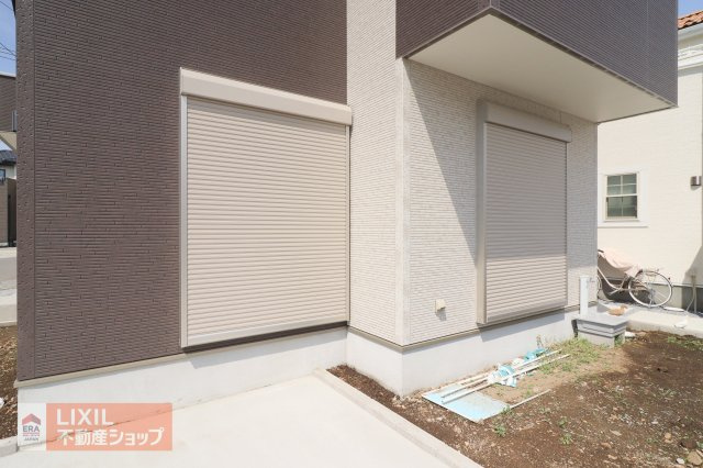 【防犯設備】現地完成写真。1階リビングには雨風の強い日にも役立つ防犯シャッターがついています。
