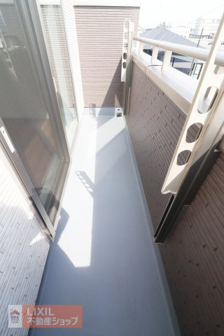 【バルコニー】現地完成写真。広々バルコニーでお布団や洗濯物がたくさん干せます♪