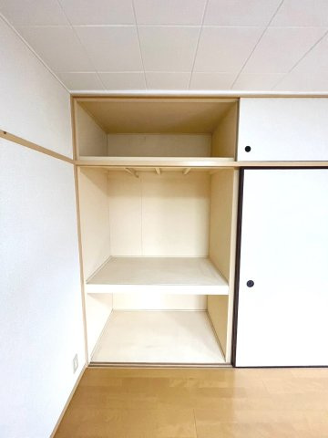 12帖洋室には襖の引き戸開閉での押入収納
