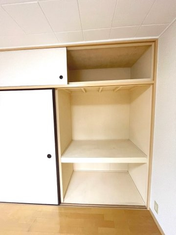 12帖洋室押入収納は上部に枕棚付き