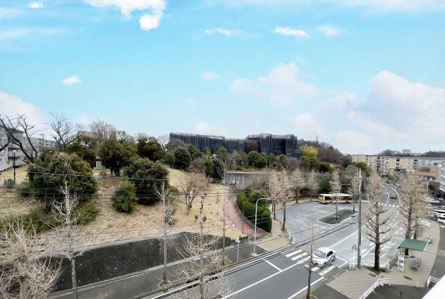 遠くまで見渡せる洋室側からの眺望