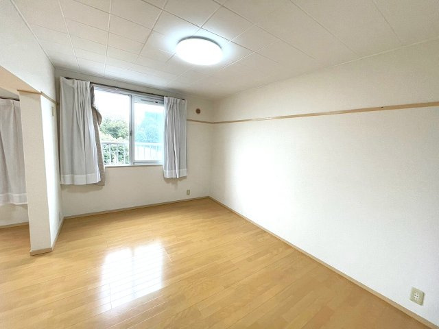 洋室の窓からも緑が望めます