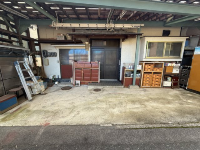 前面にゆとりあるスペースを確保しています。屋根付き部分があり、雨天時の出入りもスムーズです。前面道路との高低差も少なく、日常の出入りがしやすい住まいです。コンパクトカー程度であれば1台駐車可能です。