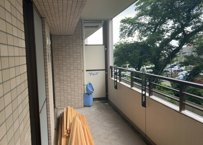 バルコニーは、室外の専用スペースのうち、「屋根がなく開放された空間」であるものを指します。ベランダより広いタイプのものが多く、日当たりもよいため家庭菜園などを楽しみたい人にとって適した環境となります。