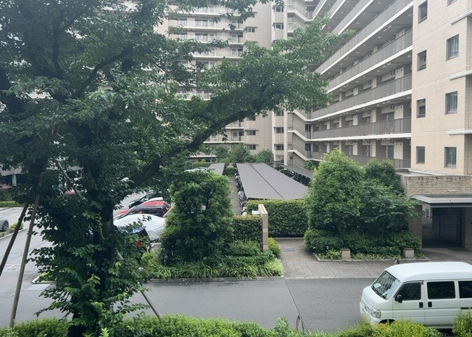 眺望の良さを楽しめるダイニングキッチンで家族団らんの時間を過ごしてはいかがでしょうか。バルコニーから見える景色を家族で眺める時間は、時間が経つのを忘れてしまいそうですね。是非、現地を見に行きましょう！