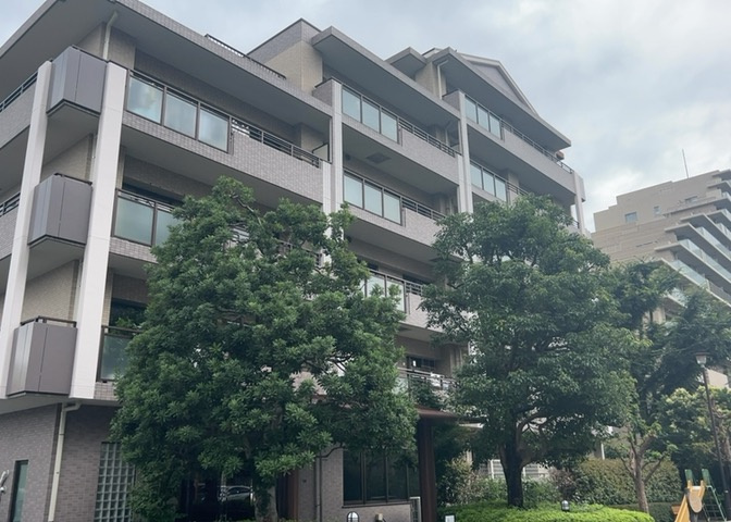 外観はマンション管理がされているかの目安になります。築年数が古いと、壁面は劣化してひび割れが生じることも！建物が古びていても細かいところが修繕されていると、きちんと管理されているなぁと感じるでしょう。