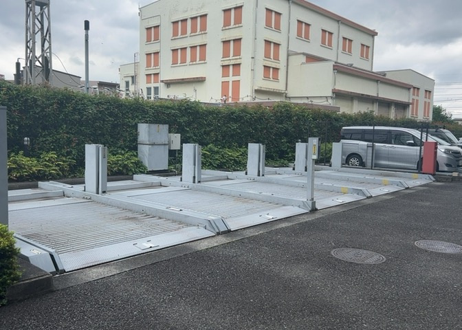 車一台あたりに必要なスペースは、標準サイズの普通自動車で横幅2m50cm、長さ5mは必要になります。ただし、乗降のことも考慮して横幅3m30cm、長さ5m50cmほどは確保できるところを選びましょう。
