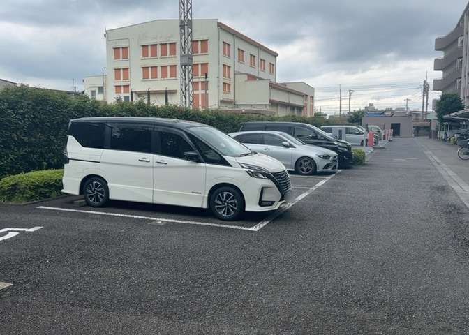 駐車場と明記されていても、最小スペースでつくられた駐車場だと大型車は駐車できなかったり、出入りしにくくなったりする可能性があります。お車のサイズと購入したい物件の駐車場のサイズを現地で確認しましょう。