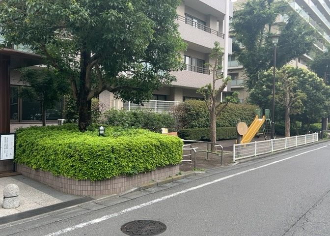 物件によっては、入居者が個人的に使用できる専用庭がついているものもあります。また、住宅の中にある土間の部分を庭と呼ぶこともあります。庭の用途は住む人によって変わり、それによってデザインもさまざまです。