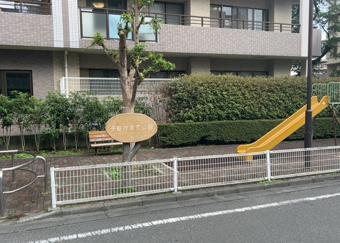 中庭（パティオ）とは、一つの建築物の内部に設けられた、壁などで囲われている庭のことを指します。コの字型、ロの字型が主流ですが、L字型の中庭もあります。最近では、インテリア性の高さからも人気があります。