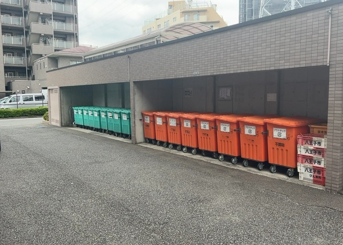 共有部分は、住民なら誰もが使える設備のこと。例えば駐車場やエレベーター、インターネット設備、セキュリティ設備などがあります。他にも、マンションの廊下・外部階段やエントランス・ゴミ置き場などがあります。