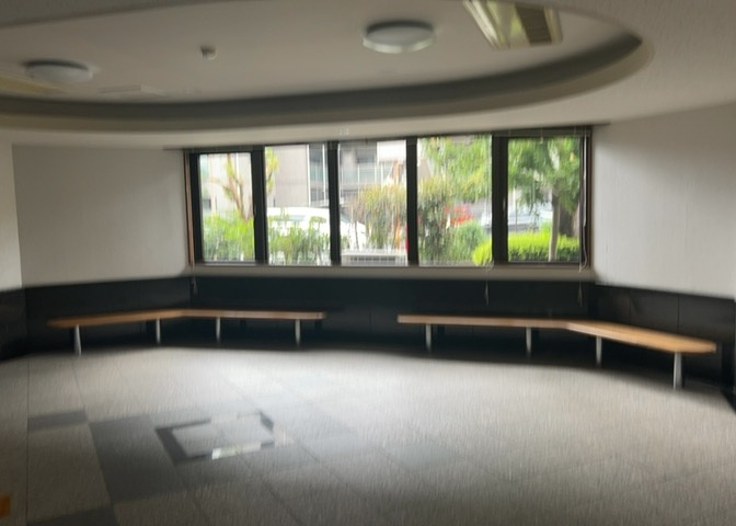 ロビーというと、エントランスと何がちがうの？と思いますよね。実はロビーとエントランスには明確な決まりはありません。物件によっては、エントランスを入って広がるある程度の広さのある空間がロビーとなります。