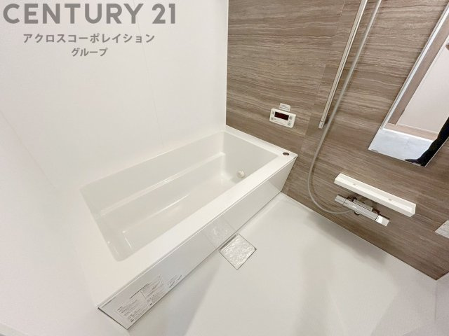 ユニットバスは省スペースでありながら、シンプルな設計と使いやすさを備え、簡便なメンテナンスが可能です。またミラー・小物置き場もあり便利です。