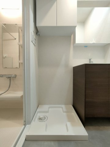 【室内洗濯機置き場】　上部のキャビネットにランドリーグッズなどを収納できます。