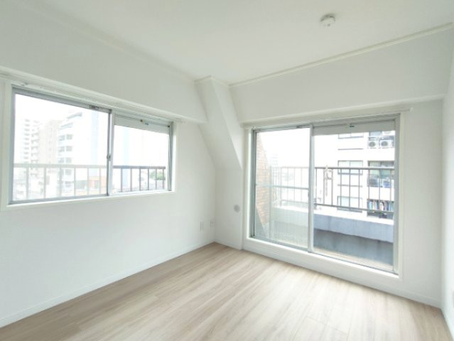 【洋室約5.2帖】　バルコニーに面した明るいお部屋です。陽気に楽しみ、やすらぐ室内。