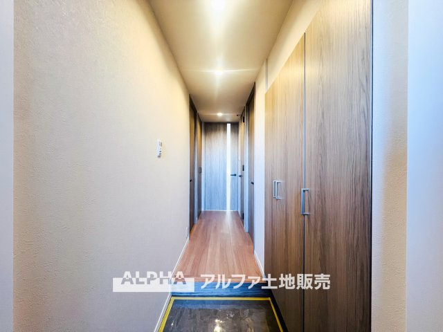 【initial　impression】◆玄関◆住まいの第一印象となる玄関は、すっきりとした印象。帰宅時も来客時も、落ち着いた雰囲気で迎えてくれます。