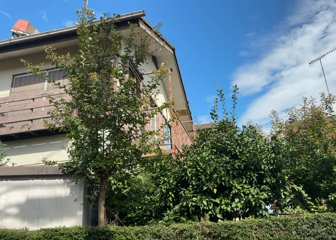 バルコニーは、室外の専用スペースのうち、「屋根がなく開放された空間」であるものを指します。ベランダより広いタイプのものが多く、日当たりもよいため家庭菜園などを楽しみたい人にとって適した環境となります。