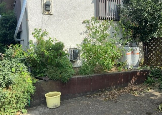 建物の基礎工事の方法は、主流となっているベタ基礎（防湿基礎）と布基礎の2種類に分類され、床下の通気性や耐久性などに違いがあります。建物の基礎部分の構造や付帯設備など詳細については現地でご確認ください。
