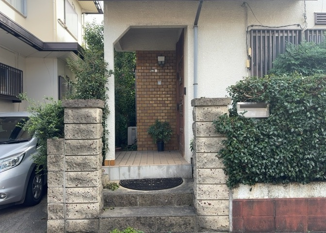 玄関ポーチにおいて最も重視すべきと言っても良いのが広さです。適切な広さの玄関ポーチでないと外見的なバランスは崩れてしまいますし、何より使いにくくなってしまいますので、現地で実際に下見をしてみましょう！