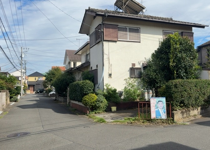 南側道路の場合は長い時間光を入れ込むことができるため、庭やリビングを道路側に持ってくることが多く土地価格も高い傾向にあります。一方北側道路だとリビングや庭が南側になりプライバシーを守ることができます。