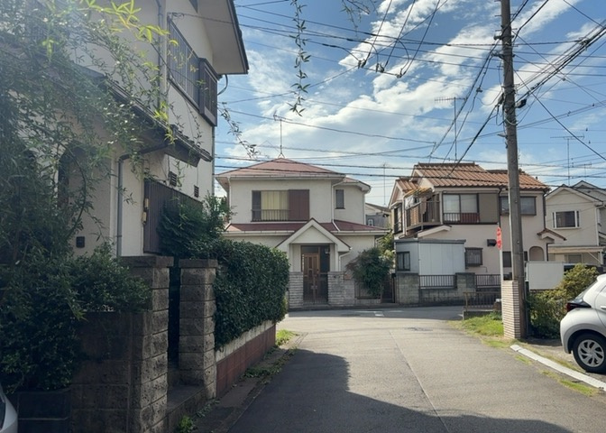 東側道路の場合は居室を南向きに設計しやすいため、朝日が入りやすいというメリットがあります。一方、西側道路も東側同様に居室を南向きに設計しやすいのですが、住宅地だと朝日が入りにくいという弱点があります。
