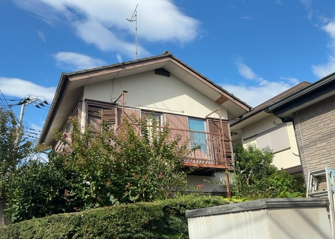 バルコニーは、建物内から室外へ楽に出入りできる便利なスペースです。また、バルコニーには手すりを付けることが義務付けられており、手すりの高さは110cm以上で施工することが建築基準法で定められています。