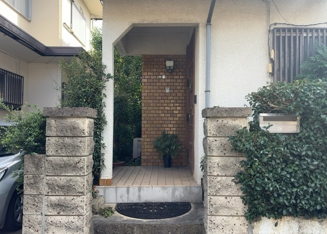 玄関は家の顔と言っても過言ではありません。現地を見学する際は玄関の広さや全体のバランスなどを見てみるといいでしょう。一般的なアプローチのしやすさだけではなく、お年寄りにも優しい設計のものだと安心です。