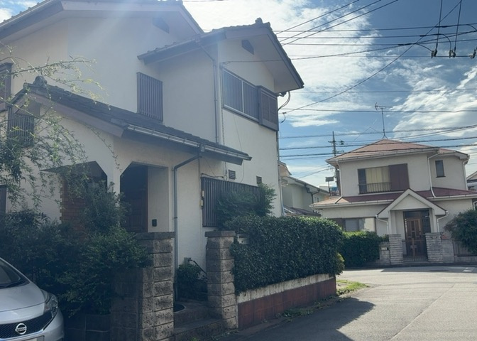 住宅用の土地では前面道路に2m以上接していなければならないと法律で定められています。しかし、お持ちの車のサイズやライフスタイルなどにより、2mでは利便が悪い場合もございますので、事前に確認しましょう。